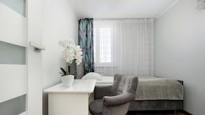Ein modernes Schlafzimmer mit Bett, Schreibtisch und Stuhl.