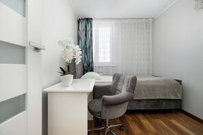 4 bedrooms, desk, iron/ironing board, travel cot - Spacious Apartment | Center, 4 Bedrooms, Air Conditioning (Warszawa)