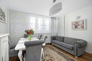 Dining - Spacious Apartment | Center, 4 Bedrooms, Air Conditioning (Warszawa)