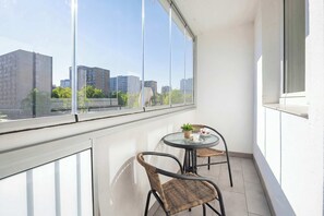 Outdoor dining - Spacious Apartment | Center, 4 Bedrooms, Air Conditioning (Warszawa)
