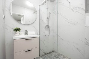 Shower, hair dryer, towels, shampoo - Spacious Apartment | Center, 4 Bedrooms, Air Conditioning (Warszawa)