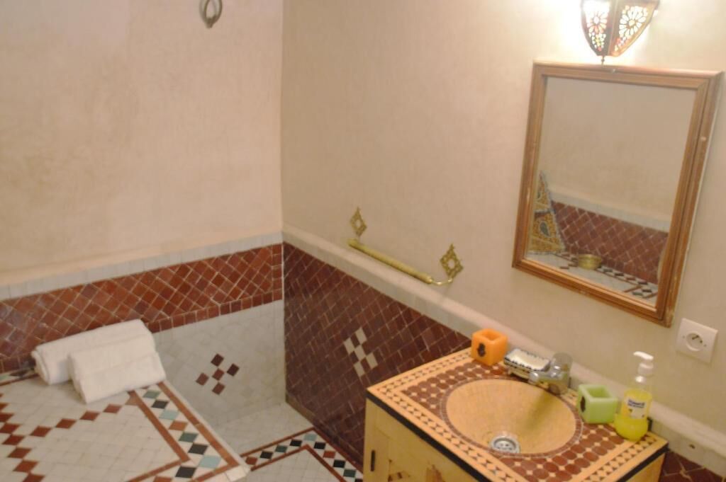 Dusche, Hausschuhe, Seife, Toilettenpapier