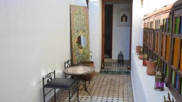 Chambre Confort Double ou avec lits jumeaux, patio, vue cour intérieure | Restauration extérieure