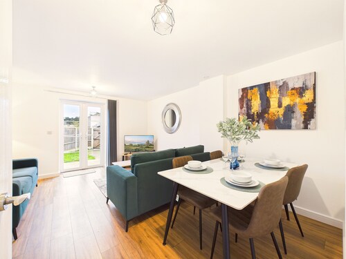 Rivoli Mews Modern 3-Bed Home for Family and Contractor Stay