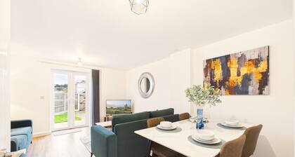 Rivoli Mews Modern 3-Bed Home for Family and Contractor Stay