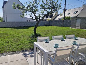 Outdoor dining - Charming family home, 1km from beach and 10 mns walk from town center, audierne harbor (Audierne)