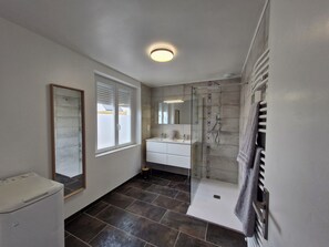 Shower, hair dryer, towels, soap - Charming family home, 1km from beach and 10 mns walk from town center, audierne harbor (Audierne)