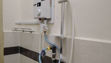 Dobbeltrom | Bad | Dusj, hårføner, tøfler og håndklær