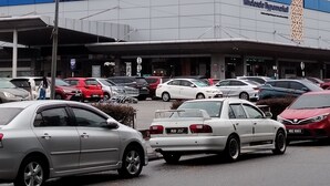 Sinivalkoinen liikerakennus, jonka julkisivussa on näkyvillä teksti »MYDIN» ja »Posyar Raya Besar».