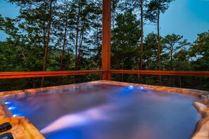 Outdoor spa tub - The Refined Raccoon Retreat (Sevierville)