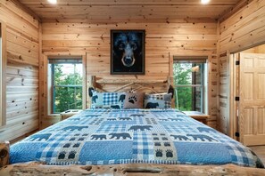 4 bedrooms, iron/ironing board, travel cot, free WiFi - The Refined Raccoon Retreat (Sevierville)