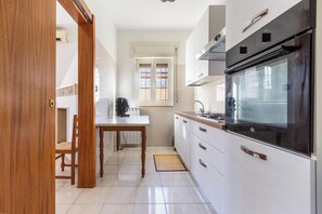 Fridge, stovetop, coffee/tea maker, cookware/dishes/utensils - Villa degli Ippocastani by BarbarHouse (San Pietro in Bevagna)