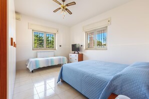 3 bedrooms, iron/ironing board, Internet, bed sheets - Villa degli Ippocastani by BarbarHouse (San Pietro in Bevagna)