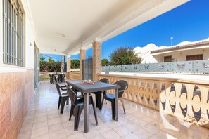 Outdoor dining - Villa degli Ippocastani by BarbarHouse (San Pietro in Bevagna)