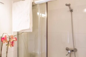 Shower, hair dryer, towels, toilet paper - Cozy Twin Apartment - Costa do Castelo Terrace III (Lisboa)
