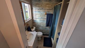 吹风机、毛巾、肥皂、卫生纸