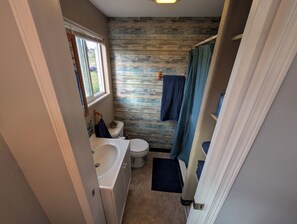 Hiustenkuivaaja, pyyhkeet, saippua, vessapaperi