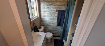 Cozy 1-bedroom farmhouse North of Butte
