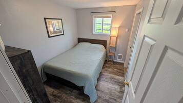 1 多间卧室、熨斗/熨衣板、上网接入、床单