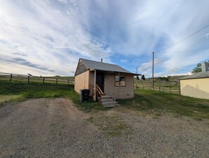 Unclassified image, 3 of 7, button - Cozy 1-bedroom farmhouse North of Butte (Walkerville)