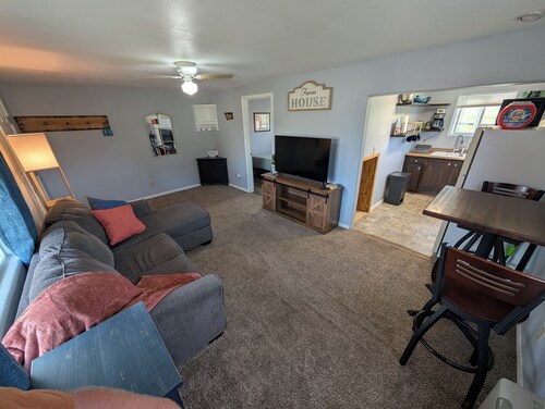 Cozy 1-bedroom farmhouse North of Butte