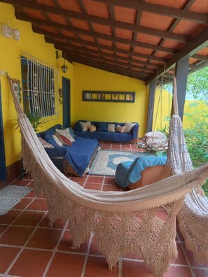 Property grounds - Cozy house with direct access to the grass in Cabo Frio, pets allowed. (Cabo Frio)