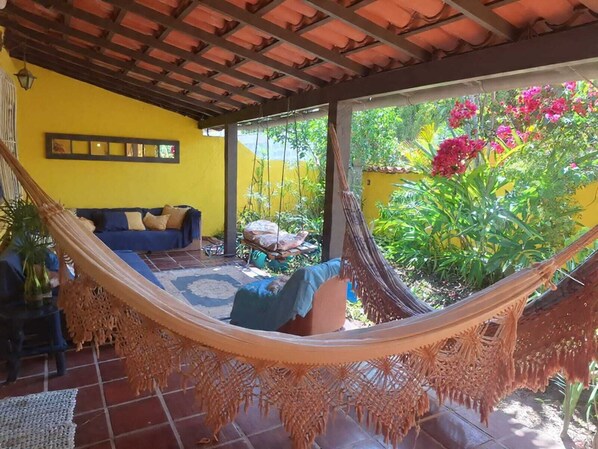 Terrace/patio - Cozy house with direct access to the grass in Cabo Frio, pets allowed. (Cabo Frio)