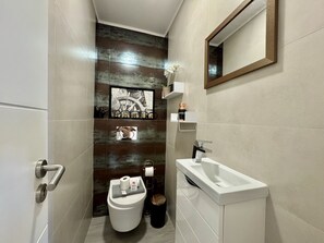 Shower, towels - Faro Modern by Homing (Faro)
