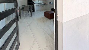 Un apartamento moderno con cocina, comedor y sala de estar.