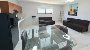Un apartamento moderno con cocina, comedor y sala de estar.