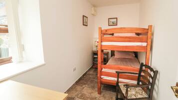 2 dormitoris, decoració individual i mobiliari individual