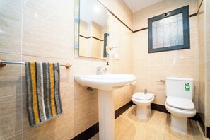 Douche, sèche-cheveux, bidet, serviettes fournies