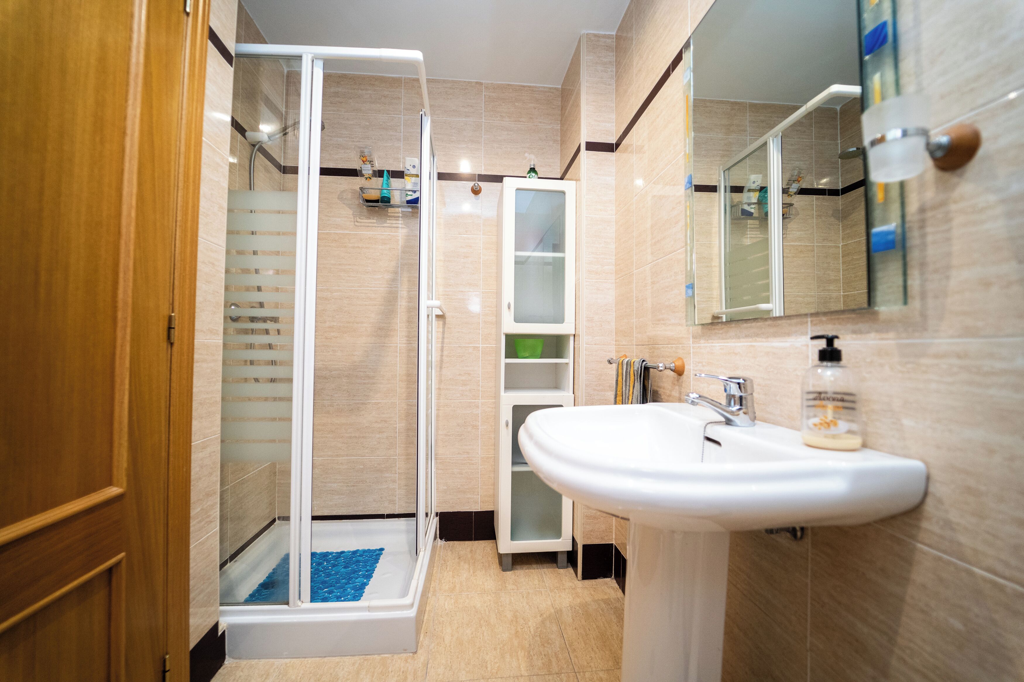 Dutxa, assecador de cabells, bidet i tovalloles 