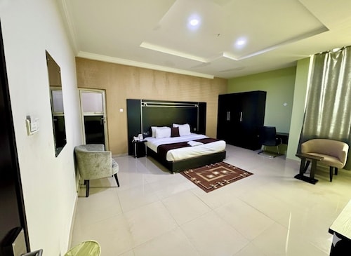 Monarchs Luxury Palace Hotel