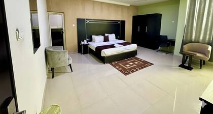 Monarchs Luxury Palace Hotel