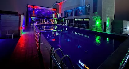 Monarchs Luxury Palace Hotel