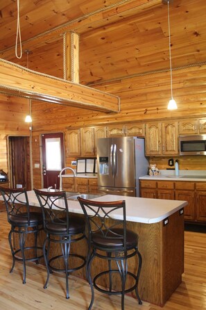 Fridge, microwave, oven, stovetop - Lakefront Retreat Sleeps 20 | Game Room, Arcade & Private Dock on Norris Lake (Speedwell)
