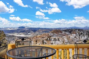 Outdoor dining - Charming Log Cabin + Mountain Views + Fireplace + Hot Tub + Pet Friendly (Cripple Creek)