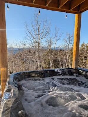 Outdoor spa tub - Charming Log Cabin + Mountain Views + Fireplace + Hot Tub + Pet Friendly (Cripple Creek)