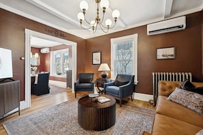 TV, offices - State St. Parlor | Walk Downtown | Newly Designed (Portsmouth)