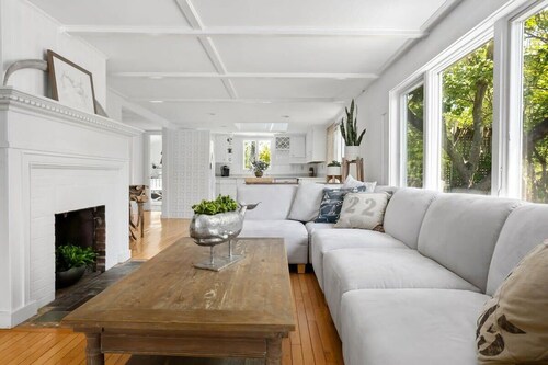 Greenery & Waves • A/C • Walk to Beach • Deck