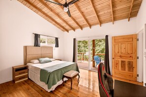 2 habitaciones, caja de seguridad en la habitación y escritorio 