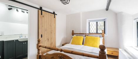 4 bedrooms, individually decorated, individually furnished, free WiFi