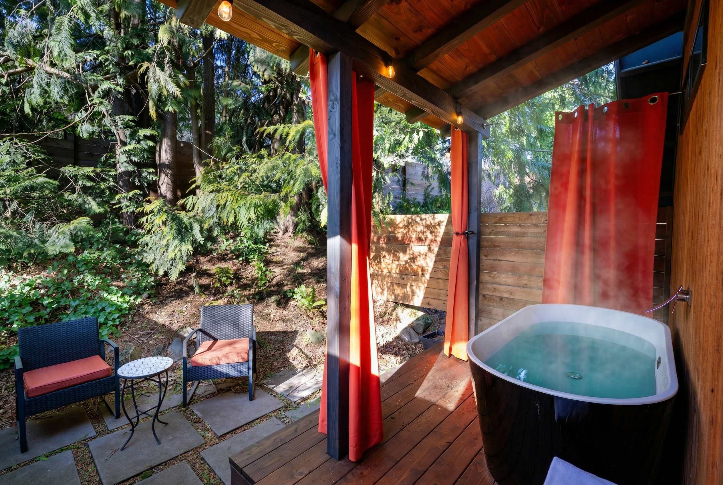 Bañera de hidromasaje al aire libre