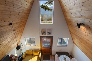 Una televisión, una chimenea