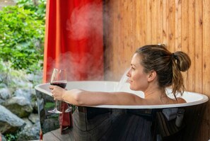 Outdoor spa tub - A-Frame Cabin w/ Private Outdoor Soaking Tub (Stevenson)
