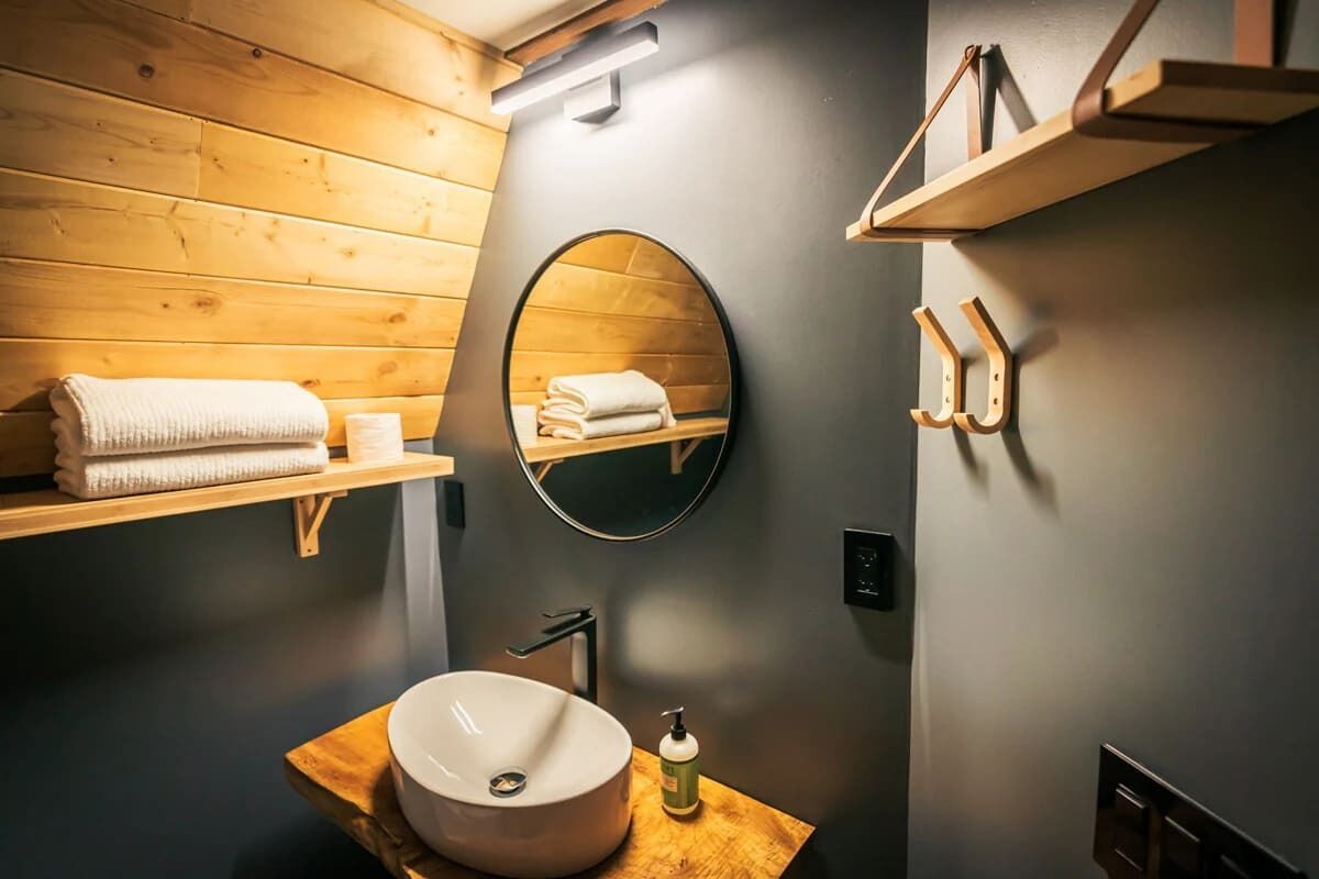 Chuveiro, secador de cabelo, toalhas de banho, shampoo