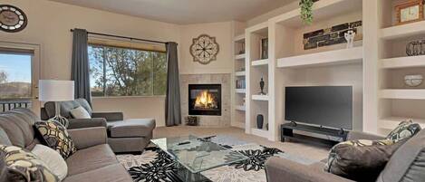 Televisión, chimenea, oficina