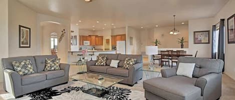 Télévision, cheminée, espaces bureaux