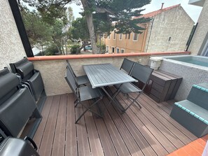 Outdoor dining - Seaside escape, apartment with pool (Le Barcarès)